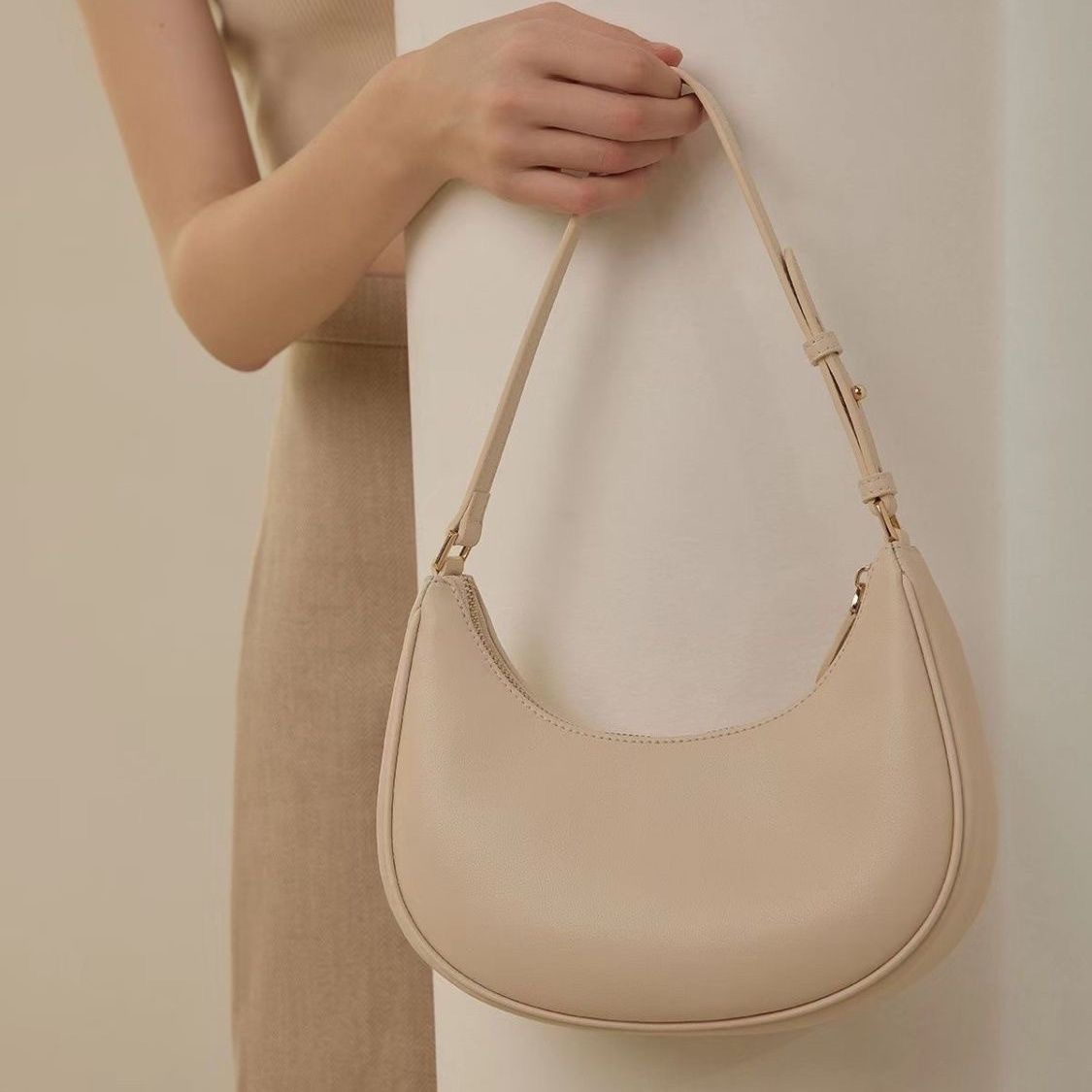 Women's underarm bag, summer single shoulder handbag, niche design baguette bag, 2024 new crescent moon style women's bag, high-end feel.