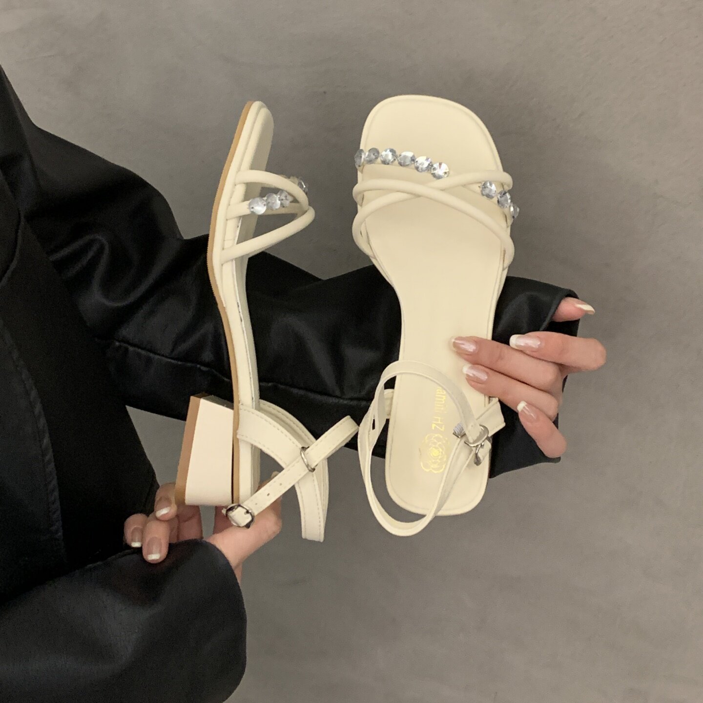 French-style chunky heel sandals for women, new summer 2026, rhinestone fairy style, elegant and versatile with dresses, single strap Roman sandals.