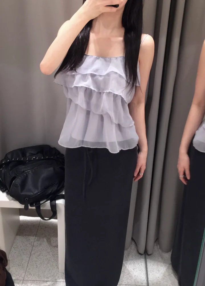 The size has been updated. This is a Korean Chic style with multiple layers of ruffled edges and is versatile for commuting. It's a purple plus-size top for women