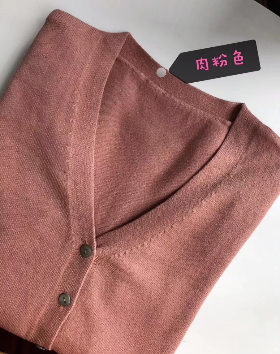 Wholesale from one piece: 2025 Spring/Autumn Women's V-neck Knitted Cardigan with Shell Buttons, Solid Color