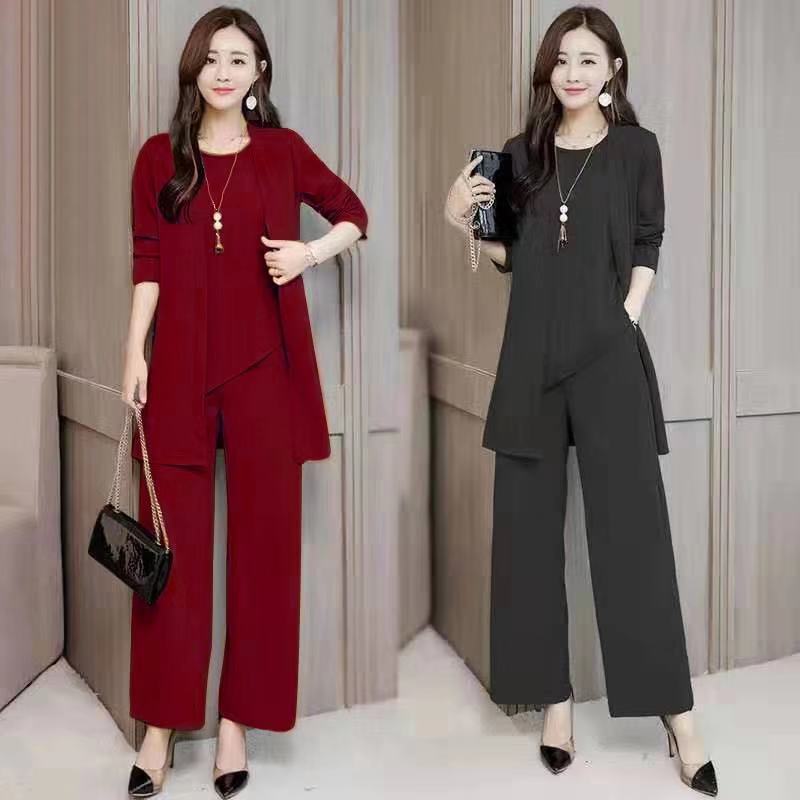 This is a new 2023 autumn/winter fashion set for a rich lady. It's a slimming and stylish plate-size women's three-piece set with a laid-back look