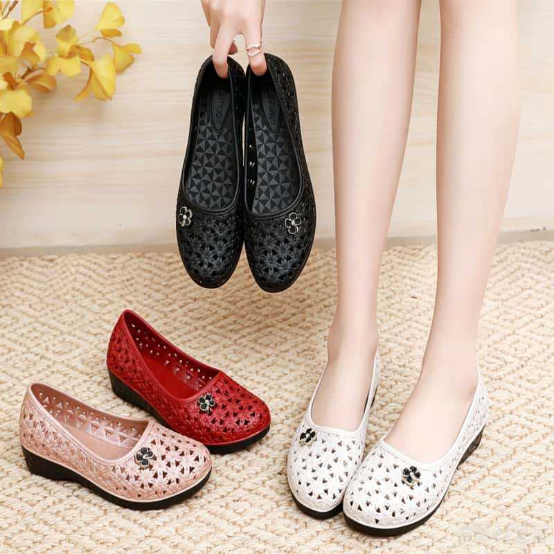 In 2026, the new style of casual and elegant women's sandals is made of plastic. These are super soft, perforated and breathable flip-flops for women to wear outside
