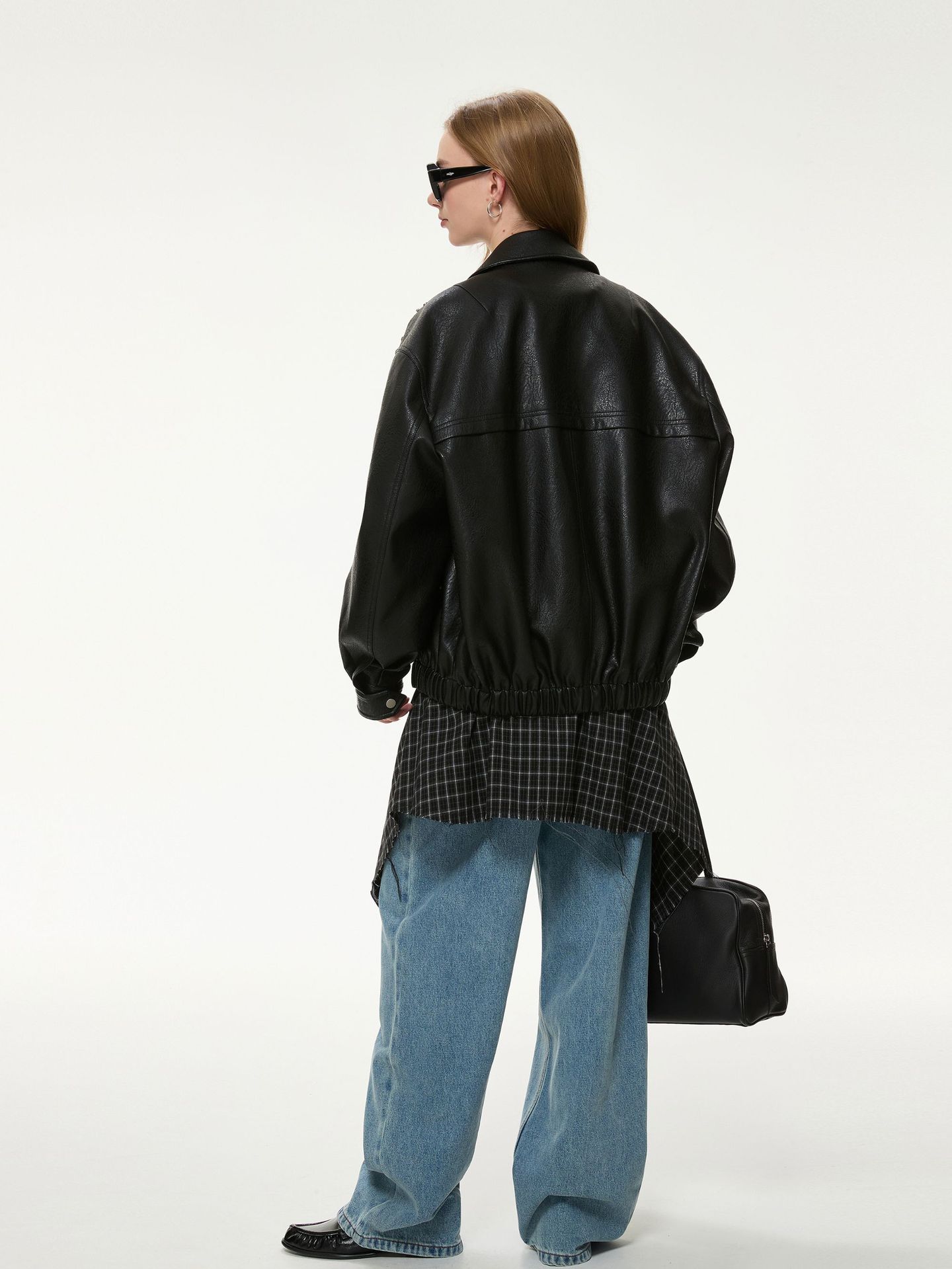 The 2026 autumn women's collection features a new PU leather jacket with a loose lapel and zipper, as well as a short jacket with a combination of Japanese and Korean styles