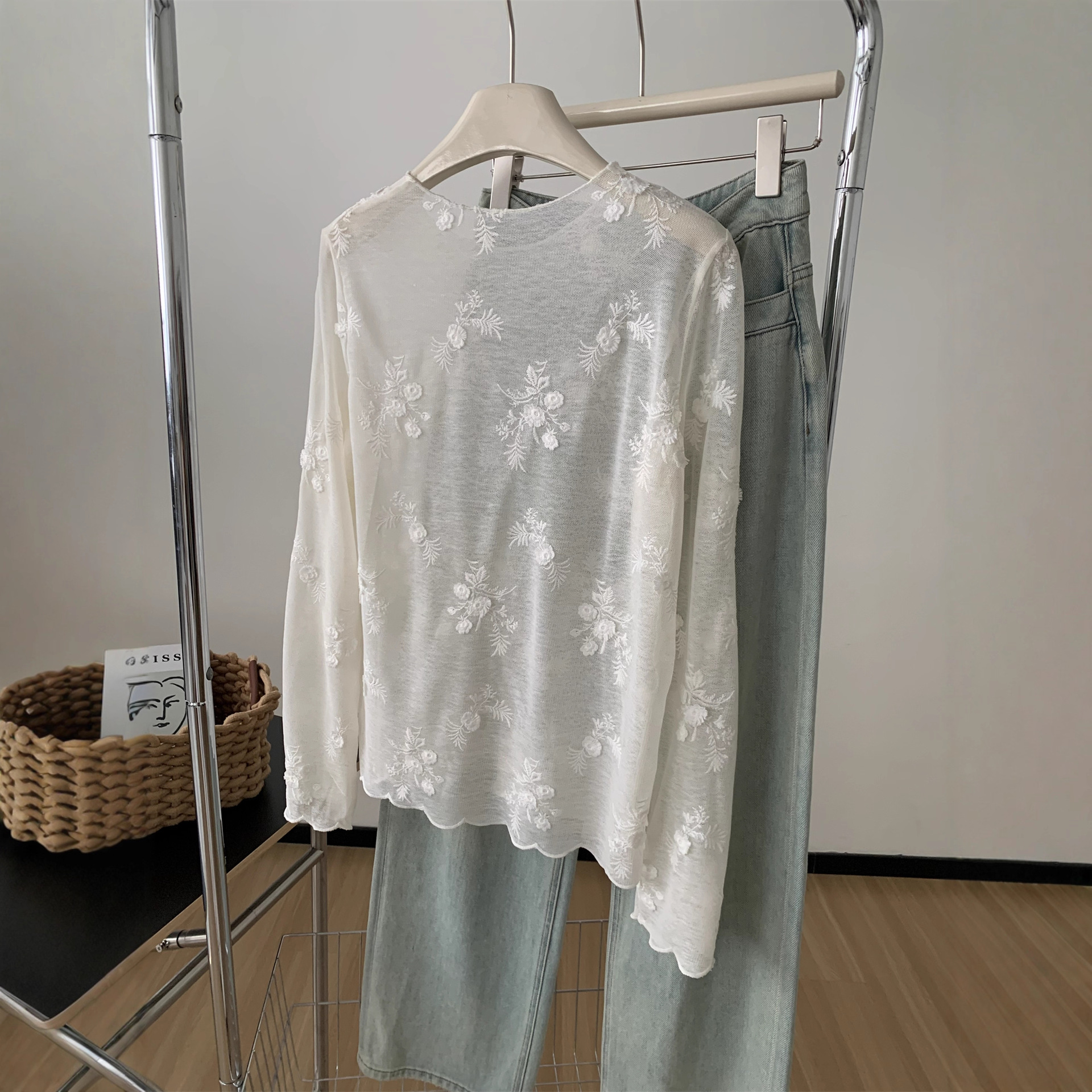 For autumn and winter, wear a French retro white lace round-neck T-shirt as an inner layer. It's a gentle and versatile long-sleeved see-through base layer