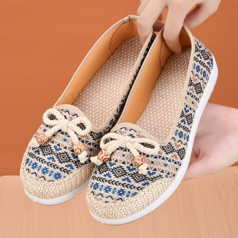 Old Beijing cloth shoes, women's single shoes, spring and autumn casual, flat shoes for middle-aged and elderly people, soft soles, breathable and comfortable, mom shoes
