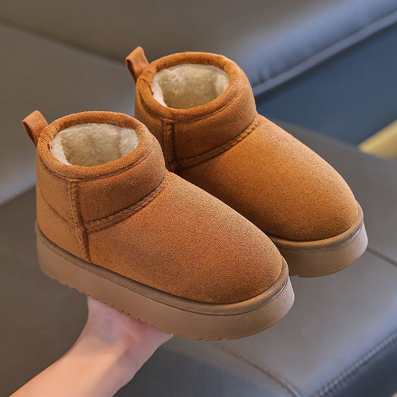 The children's winter cotton shoes are thickened and fleece, warm, comfortable and anti-slip. The baby bags for boys and girls and the children's cotton shoes can be worn outside